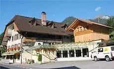 Das Haus um 2005 mit erweiterten Betriebsräumen und neuem Laden