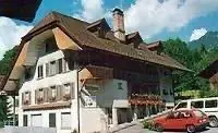 Das Haus um 1984 mit saniertem Dachstock