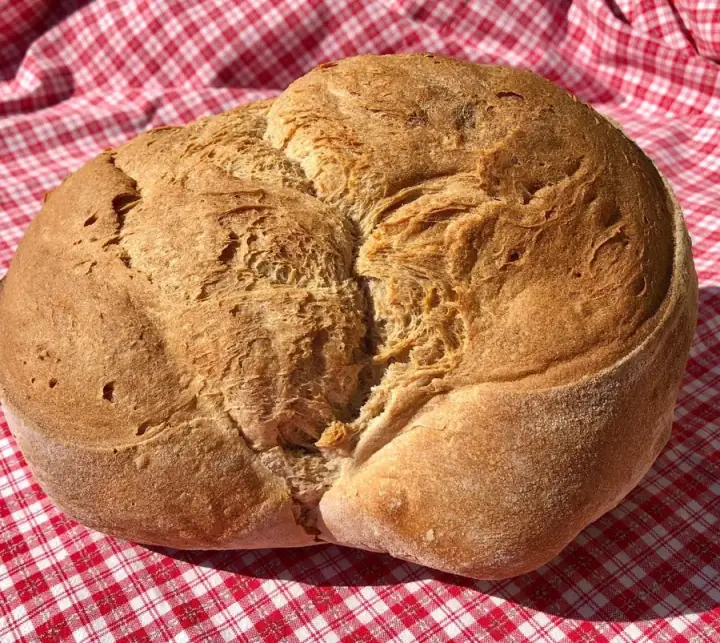 Holzofenbrot auf rot-weiss kariertem Tuch