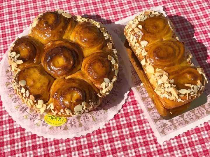 Hefe-Rollkuchen mit Nussfüllung und Mandeln
