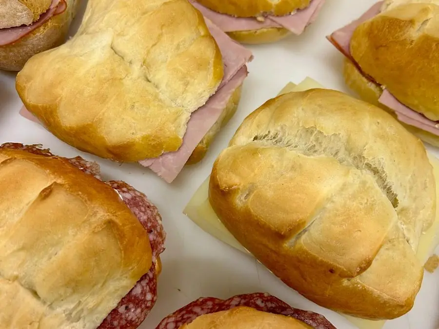 Hausgemachte Sandwiches mit Schinken und Salami